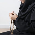 Read more about the article Bagaimana Kita Bisa Merasakan Kenikmatan Bermunajat Kepada Allah?