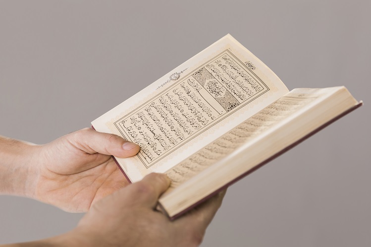 Read more about the article Keutamaan Membaca Surah Al-Kahfi di Hari Jum’at