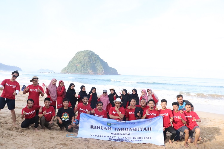 Read more about the article Rihlah Tarbawiyah Menjalin Erat Tali Persaudaraan. Pulau Merah Banyuwangi