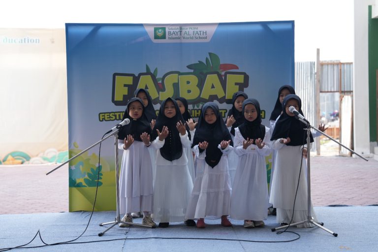 Read more about the article Menanamkan Aqidah Sejak Dini: Fondasi Kuat untuk Masa Depan Anak