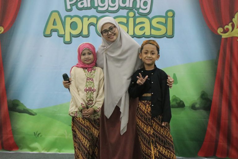 Read more about the article Pentas Seni “Apresiasi Siswa” Santri PKBM SD Bayt Al Fath: Menumbuhkan Percaya Diri dan Ukhuwah Islamiyah