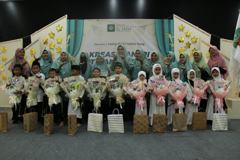 Read more about the article Wisuda Tahfidz Kidz, Mahkota untuk Orang Tua